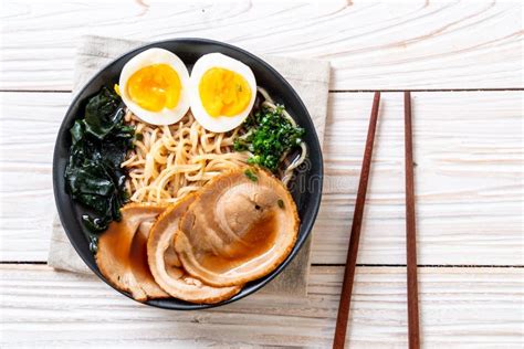 Macarronete De Ramen De Shoyu Carne De Porco E Ovo Foto De Stock