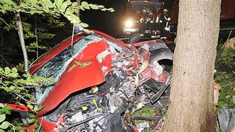 Auto Fliegt Aus Der Kurve Und Kracht Gegen Baum Abendzeitung M Nchen