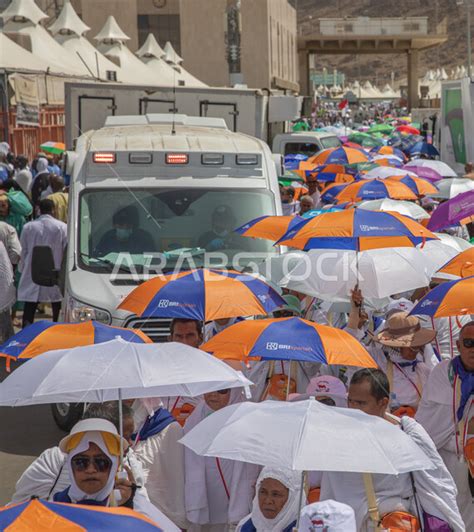 اداء مناسك العمرة والحج حجاج بيت الله الحرام يرتدون لباس الإحرام في