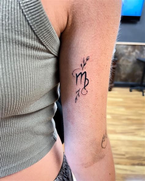 Tatua Ze Znakiem Zodiaku Panna Symbolika Astrologiczna W Eleganckich