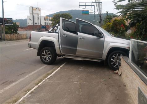 Motorista Entra Na Contram O Na Av Eug Nio Krause E Destr I Muro