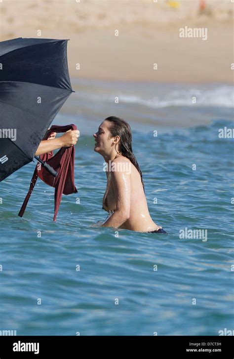 Marion Cotillard Filming A Scene For Jacques Audiard S New Movie Un