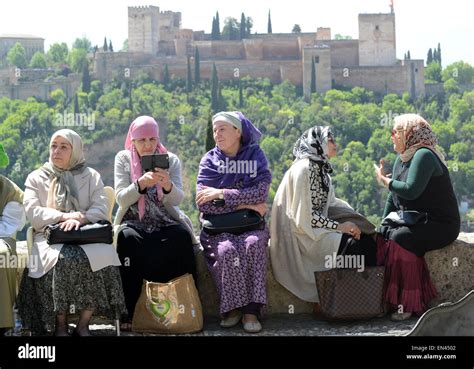 Muslim women sitting hi-res stock photography and images - Alamy