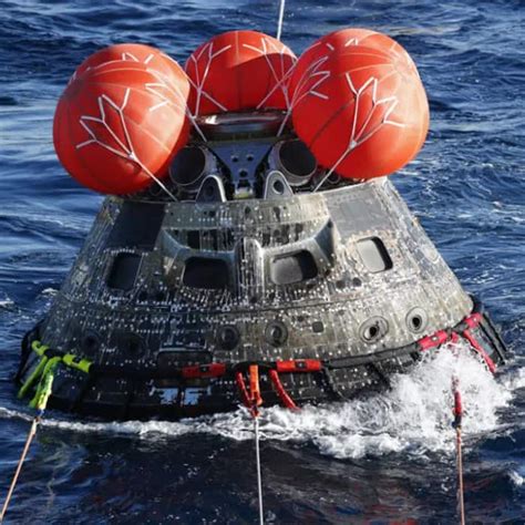 In Pics Nasas Orion Capsule Splashes Down In Pacific