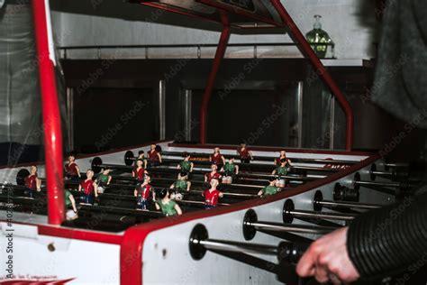 Una mujer jugando a fútbol de mesa Futbolín futbolito metegol