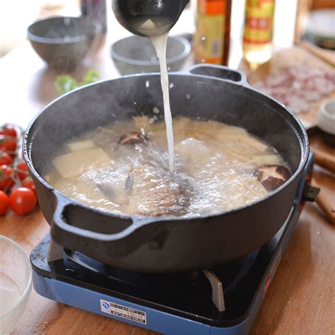 Pre Seasoned Cast Iron Cooking Pan 33cm With Glass Lid Atisph