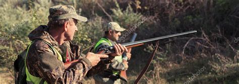 Un Hombre Con Un Arma En Las Manos Y Un Chaleco De Camuflaje En Una