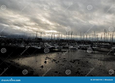 Vertikalt Skjuten Hamn Med Fartyg Under Ett Molnigt Himmel Arkivfoto