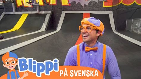 Blippi Svenska Blippi lär sig alfabetet på ett hoppland för barn