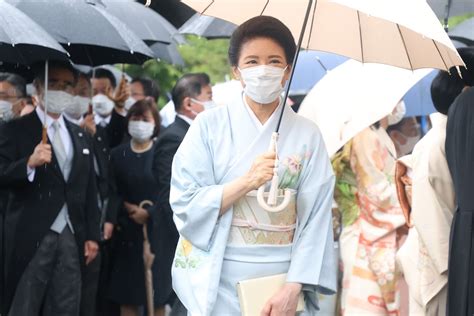 雅子さま 着物を濡らしながら後列の招待客にも令和初の園遊会で光った“神接遇” 2023年5月16日 エキサイトニュース