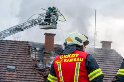 Dachgeschossbrand fordert fünf Verletzte Neun Feuerwehren mit über