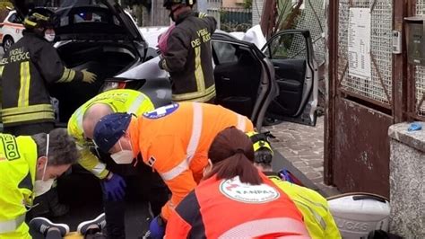 Auto Finisce Contro Una Casa Due Morti