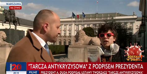 Mężczyzna przerwał relację na żywo w TVP Info Kłamiecie