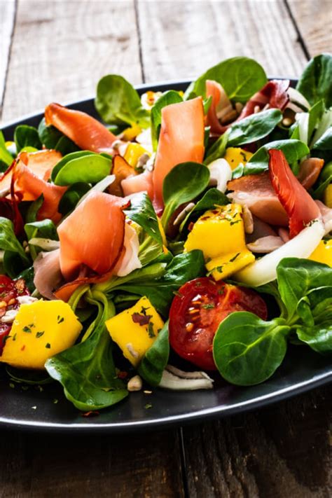 Frischer Feldsalat Mit Fruchtiger Mango Ger Uchertem Schinken Und S