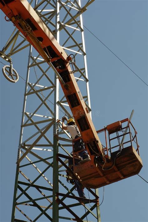 Pilones De L Neas El Ctricas De Alto Voltaje Y Un Cielo Azul Con Las