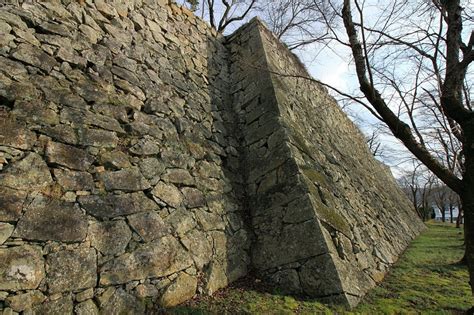 津山城の写真：矢切櫓付近の合坂（武者走り） 攻城団