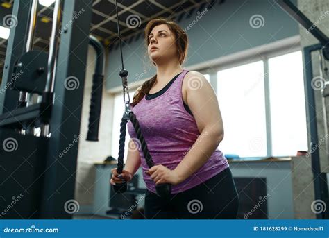 Mujer Con Sobrepeso Haciendo Ejercicios De Estiramiento En El Gimnasio