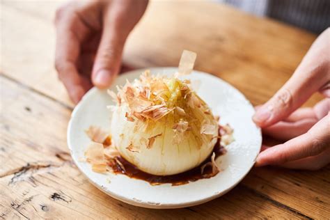 レンジ新玉ねぎのおかか黒酢だれのレシピ ふたりごはん榎本美沙料理家による発酵食品や季節料理野菜、手仕事のレシピサイト。体に優しい料理。