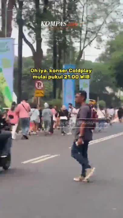 Intip Suasana GBK Jelang Konser Coldplay Shorts