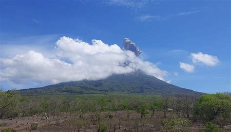 Suara Dentuman Dan Gemuruh Di Gunung Lewotolok Dari Laut