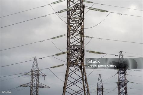 Close Up Tiang Tegangan Tinggi Saluran Listrik Overhead Di Latar Belakang Langit Membawa Listrik