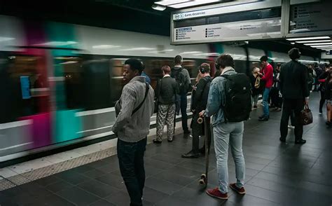 Paris Un Jeune Homme De Ans Poignard Dans Le Rer D Entre La