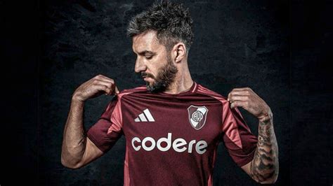 Nacho Scocco Present La Nueva Camiseta De River Con Un Gui O A Los Hinchas