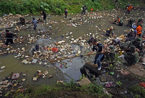 Gotong Royong Bersihkan Sampah Di Sungai Cibanten Antara Foto