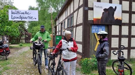 Kulturelle Landpartie Im Wendland Kr Uterwanderung Und Konzerte Statt