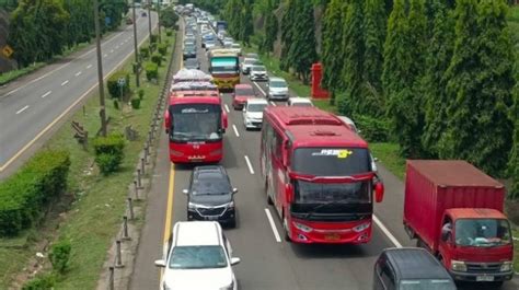 Tol Menuju Pelabuhan Merak Macet Parah Pemudik Tertahan Berjam Jam