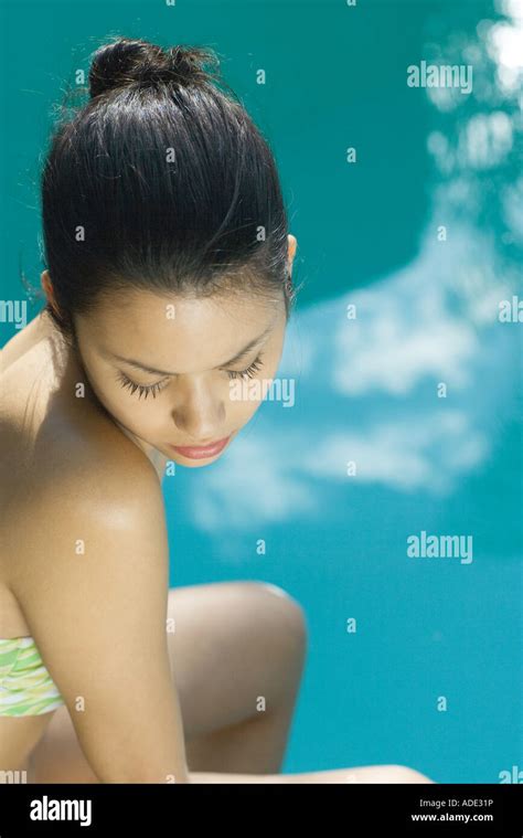 Jeune Femme En Bikini Dans La Piscine Banque De Photographies Et Dimages Haute R Solution Alamy