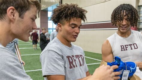 ETX native Patrick Mahomes gives Whitehouse football team shoes | cbs19.tv