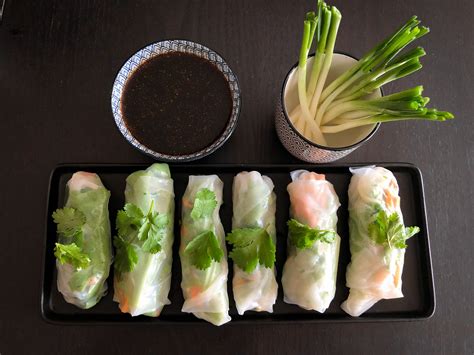 Rouleaux De Printemps Aux Crevettes Et L Avocat Et Sauce Piment E