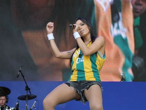 EGO De Shortinho Curto Anitta Quase Mostra Demais E Anima A Galera