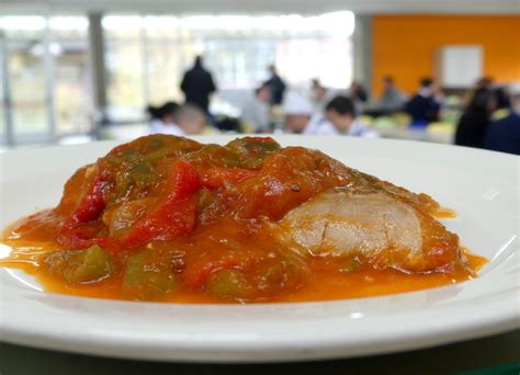 Bonito en salsa de tomate y pimientos Gastronomía Vasca Escuela de