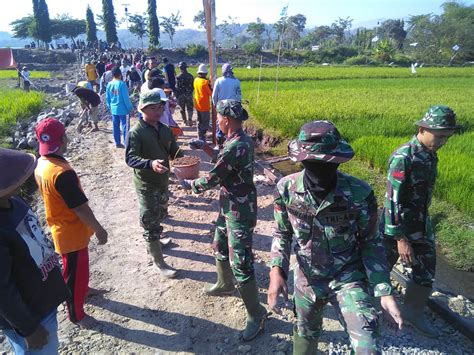 Inilah Gotong Royong Yang Ditunjukan TNI Bersama Warga Pada TMMD Reg