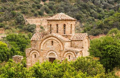 Beautiful Villages and Towns in Crete - The Tiny Book