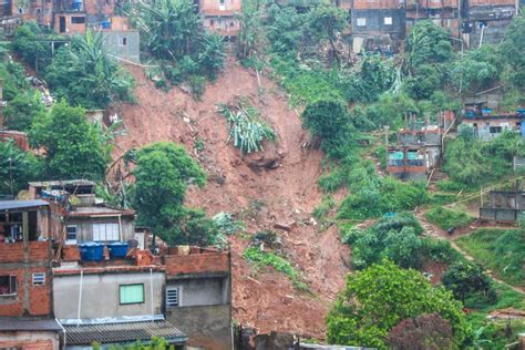 Morre menino que ficou soterrado em deslizamento no Morro do Socó em