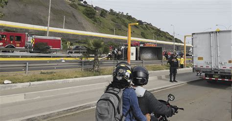 Costa Verde Volcadura De Camión Restringe Tránsito Video Accidente