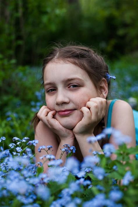 La Belle Fille Moublie En Pas De Fleurs Photo Stock Image Du Zone