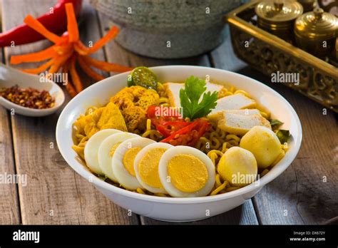 Hot And Spicy Singapore Curry Noodle With Decoration Setup Stock Photo Alamy