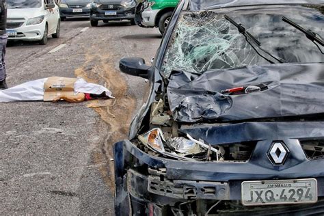 Passageira De Moto Arremessada E Morre Ap S Batida Violenta De Carro