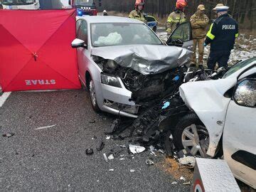 Czołowe zderzenie na DK10 Jedna osoba nie żyje cztery są ranne Auto