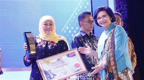 Gubernur Khofifah Raih Penghargaan Jatim Bangkit Awards