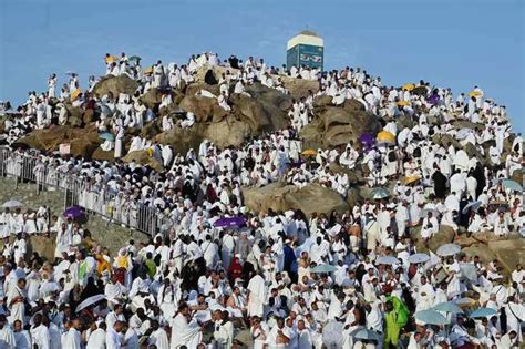 Hajj Thousands Of Pilgrims Pray On Mount Arafat In Sweltering Heat