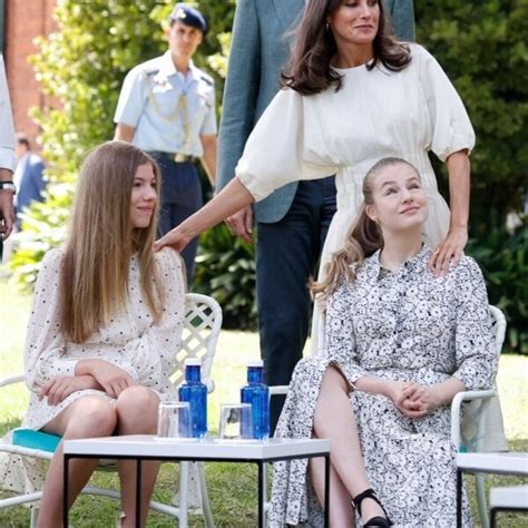 La Reina Letizia En Un Gesto Cari Oso Con La Princesa Leonor Y La