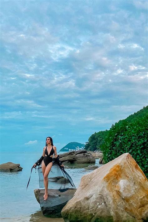 Hình Ảnh Đông Nhi Diện Bikini Tự Tin Khoe Đường Cong Nóng Bỏng