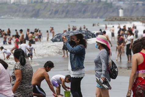 Familias Disfrutan De La Playa Agua Dulce Durante La Navidad Galer A