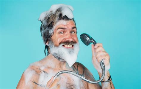 Shampooing homme avec de la mousse sur la tête prendre une douche corps