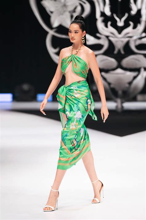 Cover bikini cứu cánh của các cô nàng nhút nhát trên bãi biển hồ bơi